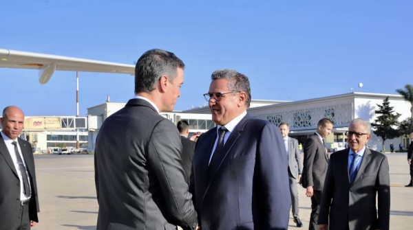 Poignée de main entre le chef du gouvernement, Aziz Akhannouch et le président du gouvernement espagnol, Pedro Sanchez, à son arrivée au Royaume. 01022023 – Salé
