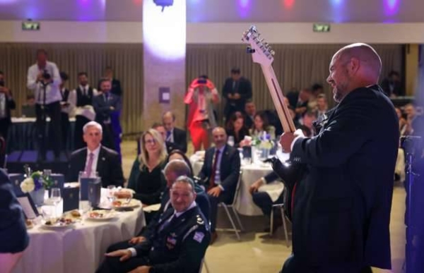 أوحنا يعزف على القيتارة في حفل استقبال نظيره الأمريكي (صورة نعوم موسكوفيتش)