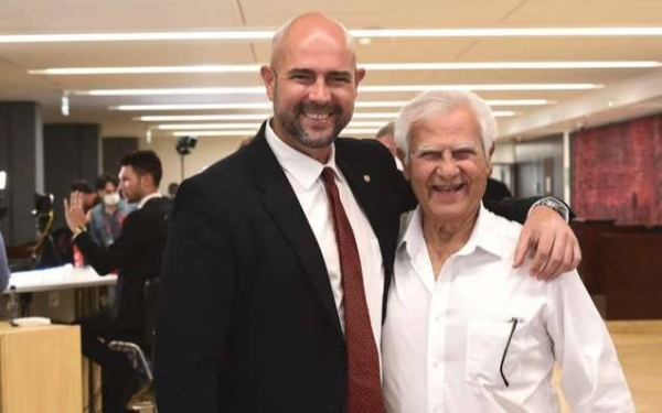 رئيس الكنيست الاسرائيل رفقة والده مئير أوحنا (صورة كاسترو روفين)