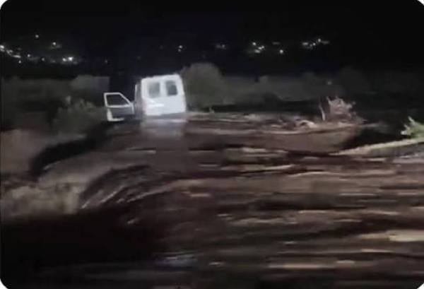 سيارة جرفتها المياه