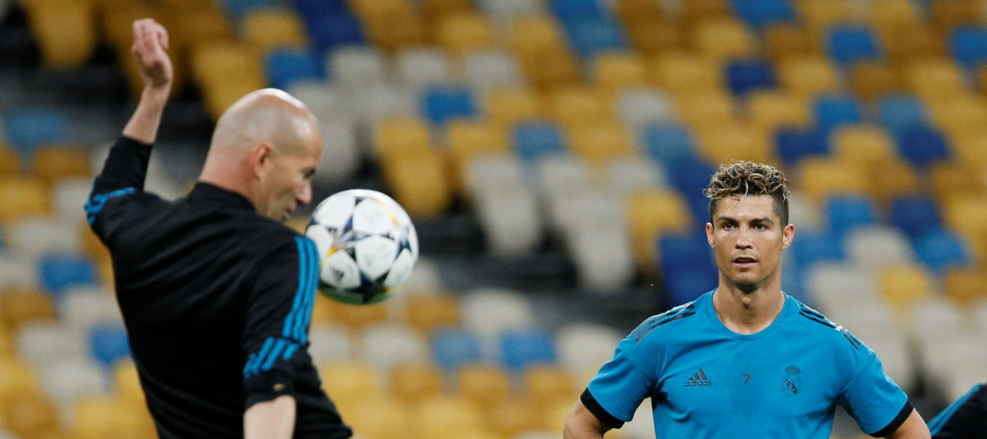 2018-05-25T175804Z_671388600_RC1C66CB8040_RTRMADP_3_SOCCER-CHAMPIONS-FINAL-PREVIEW-900x400