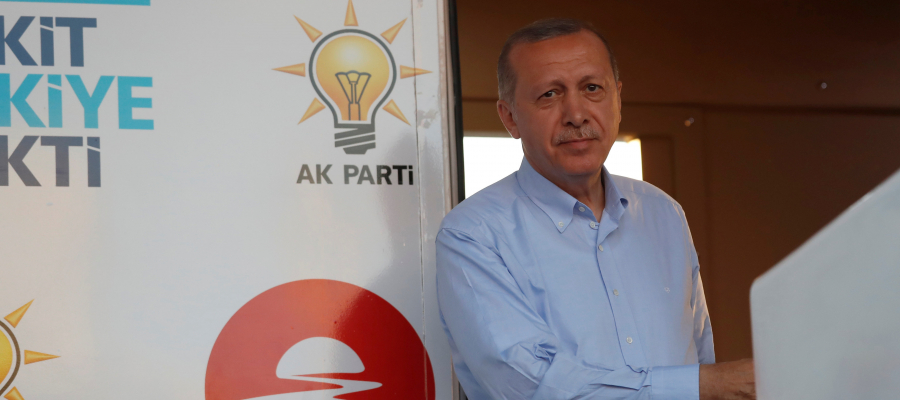 2018-06-20T175052Z_801569731_RC1359016C40_RTRMADP_3_TURKEY-ELECTION-1-900x400