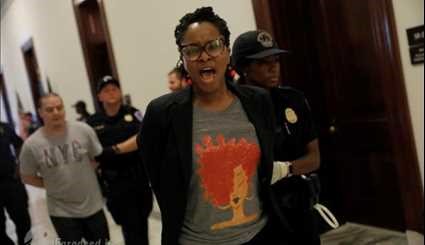 اعتصام المتظاهرين امام مجلس الشيوخ الامريكي احتجاجا على مشروع ترامب الصحي