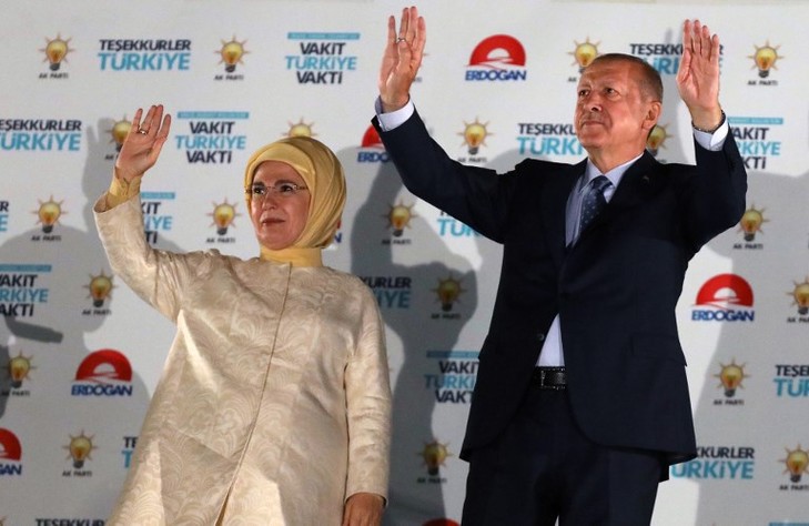 president-Recep-Tayyip-Erdogan-epouse-Emine-Erdoganlannonce-resultats-25-2018_0_729_474