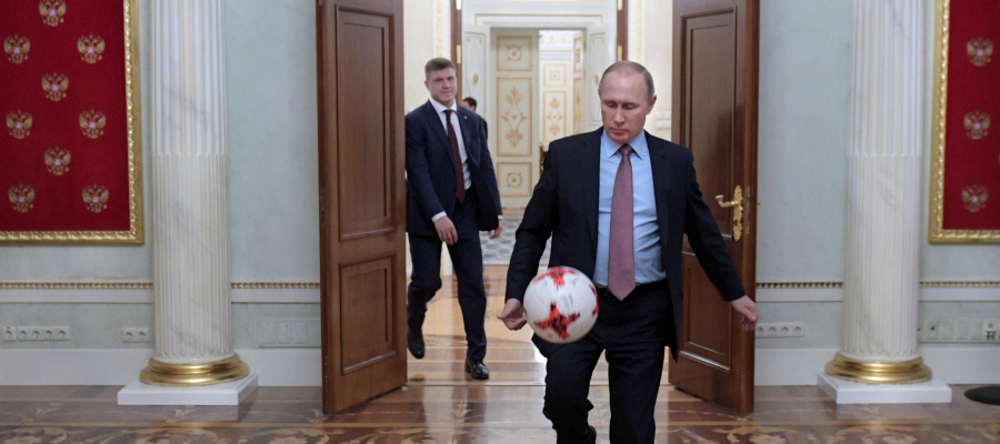 2018-06-07T060720Z_1222781043_RC1DF8C44EE0_RTRMADP_3_SOCCER-WORLDCUP-RUSSIA-PUTIN-900x400