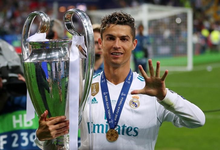 Imagen de archivo del delantero Cristiano Ronaldo posando con la Liga de Campeones del fútbol europeo al derrotar con el Real Madrid a Liverpool en Kiev