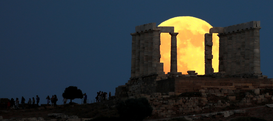 2018-07-27T194721Z_393459642_RC164D709D90_RTRMADP_3_LUNAR-ECLIPSE-GREECE-Copy-900x400