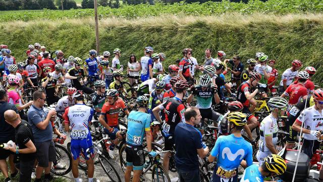 direct-tour-de-france-2018-apres-avoir-recu-du-gaz-lacrymogene-les-coureurs-sont-repartis