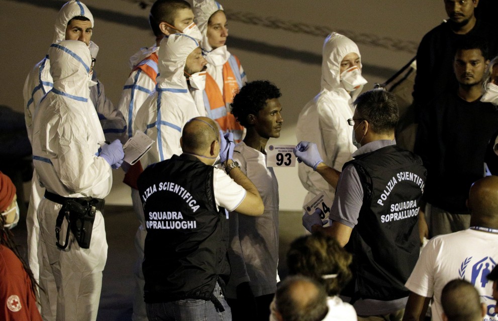 2018-08-26T060219Z_641932317_RC170320CAA0_RTRMADP_3_EUROPE-MIGRANTS-ITALY-991x640