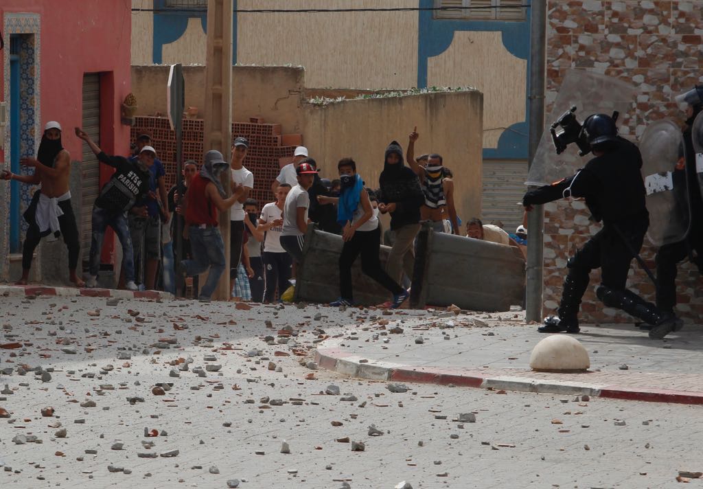 الحسيمة يونيو 2017.. متظاهرون يرشقون أحد عناصر القوات العمومية بالحجارة