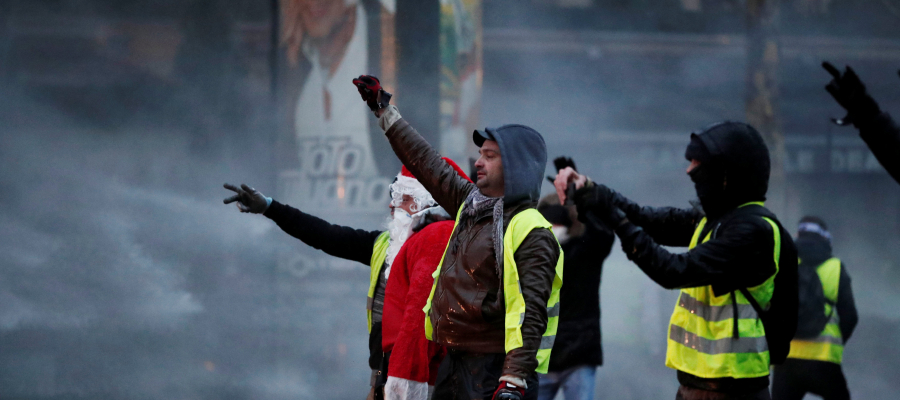 2018-12-15T161450Z_264095714_RC188ACFC9D0_RTRMADP_3_FRANCE-PROTESTS-900x400