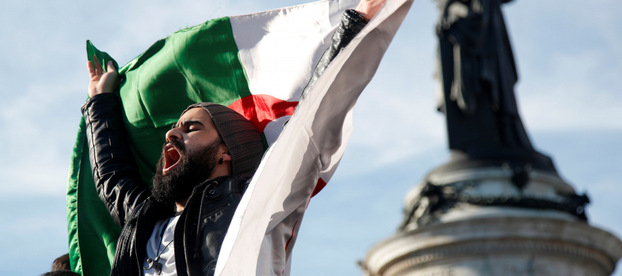 2019-02-24T164105Z_1270449231_RC11CF983280_RTRMADP_3_ALGERIA-BOUTEFLIKA-FRANCE-PROTEST-1-900x400