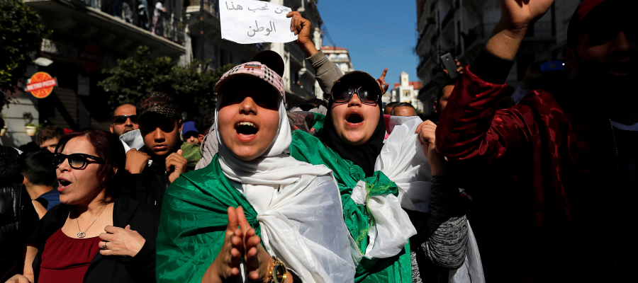 2019-03-01T205106Z_279782075_RC153BDF3720_RTRMADP_3_ALGERIA-PROTESTS-CLASHES-1-900x400