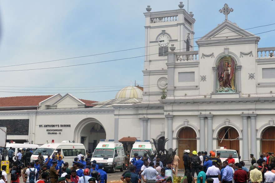 7797473128_des-secours-devant-une-eglise-visee-par-une-attaque-au-sri-lanka-le-21-avril