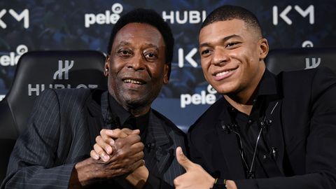 le-joueur-du-psg-kylian-mbappe-d-et-la-legende-pele-lors-d-un-entretien-a-l-afp-a-l-hotel-lutetia-a-paris-le-2-avril-2019_6167388
