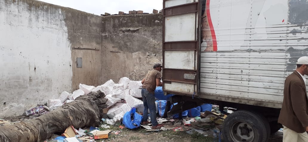 نقل البرقوق المحجوز على متن شاحنة