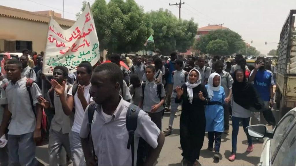 Sudanese_schoolchildren_protest_after_five_pupils_were_shot_dead-VIDI1J76DU_EN-20190730-170952