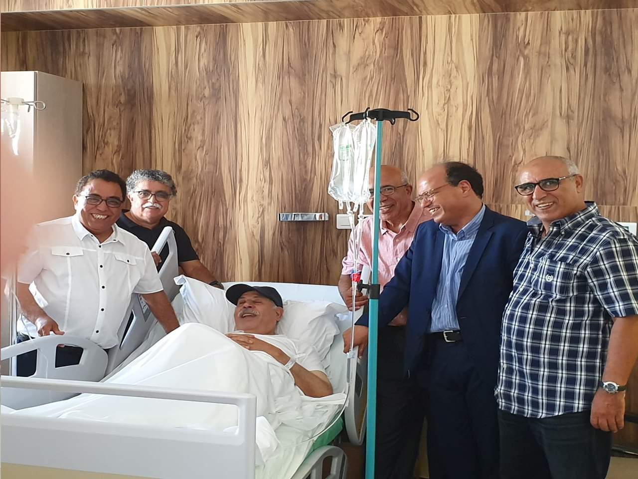 أصدقاء الأموي يعودونه في المصحة