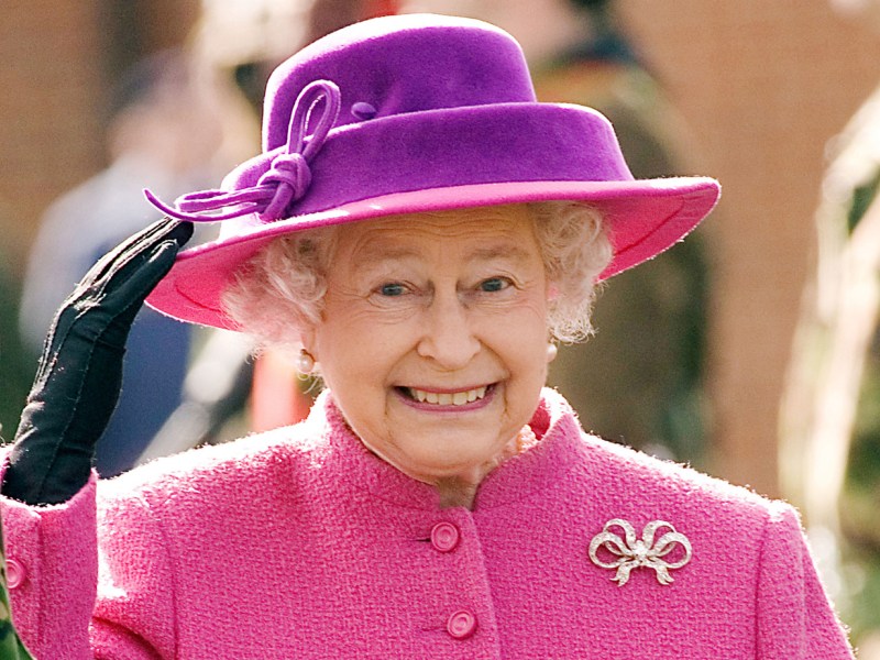 elisabeth-2-les-chapeaux-les-plus-fous-de-la-reine-d-angleterre-photos