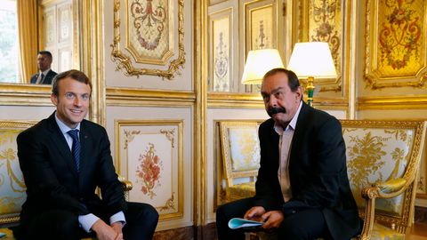 le-president-emmanuel-macron-et-le-secretaire-general-de-la-cgt-philippe-martinez-lors-d-un-entretien-a-l-elysee-le-12-octobre-2017-a-paris_6063994