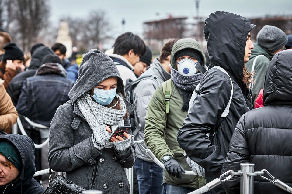 1297234-les-touristes-devant-le-louvre-dimanche-1-er-mars-2020-ferme-pour-coronavirus