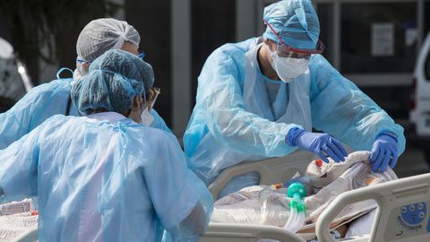 l-equipe-medicale-s-affaire-aupres-d-un-malade-transfere-depuis-l-hopital-emile-muller-a-mulhouse-vers-un-helicoptere-le-22-mars-2020_6254770