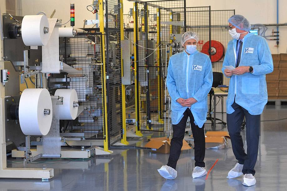 emmanuel-macron-lors-de-sa-visite-chez-kolmi-hopen-pres-d-angers-photo-loic-venance-afp-1585652541