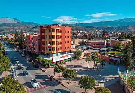 436px-Main_street_of_Beni_Mellal_(in_the_background_Mount_Tassemit)