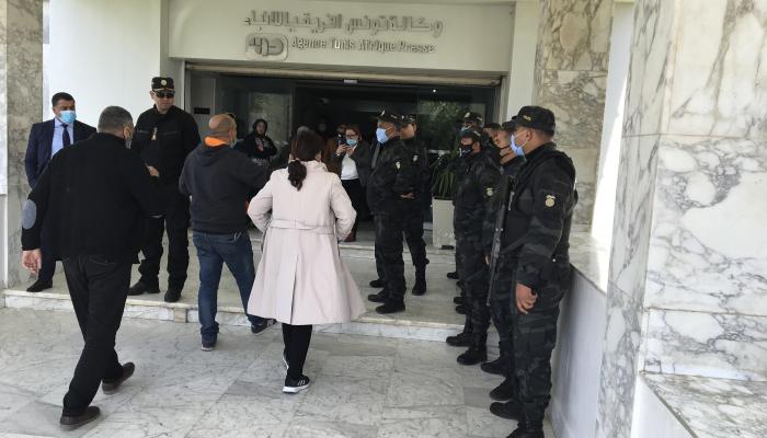 155-163012-tunisia-press-brotherhood-tap_700x400