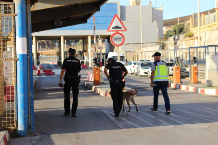 Policia-nacional-y-perro-frontera-Ceuta-Marruecos-scaled-1