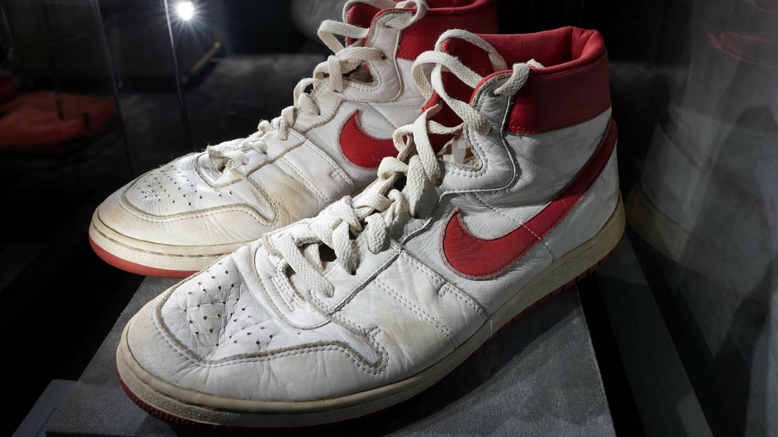 Subastan en NYC 11 pares de zapatillas de Michael Jordan, otro récord en vista